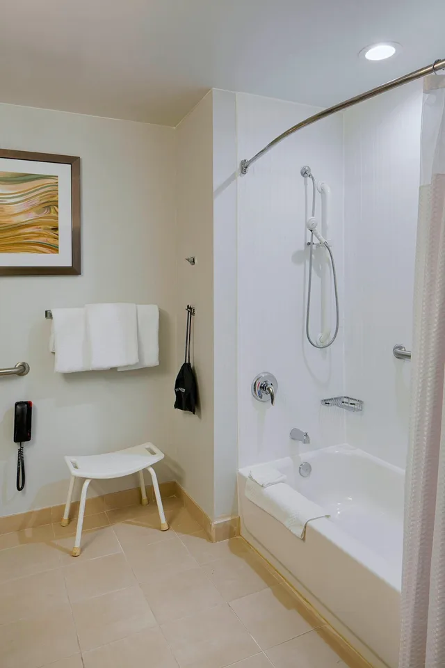 غرفة بسرير كينج مع أريكة لذوي الإعاقة، Courtyard by Marriott Columbus West 4/4