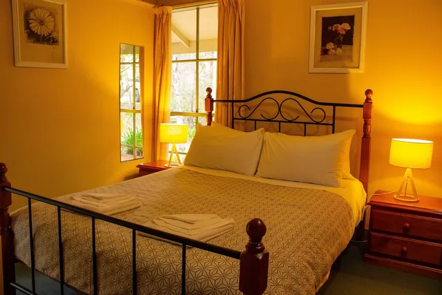 Spa, Cottage, Queen and Twin Beds، Kalimna Woods Cottages 6/10