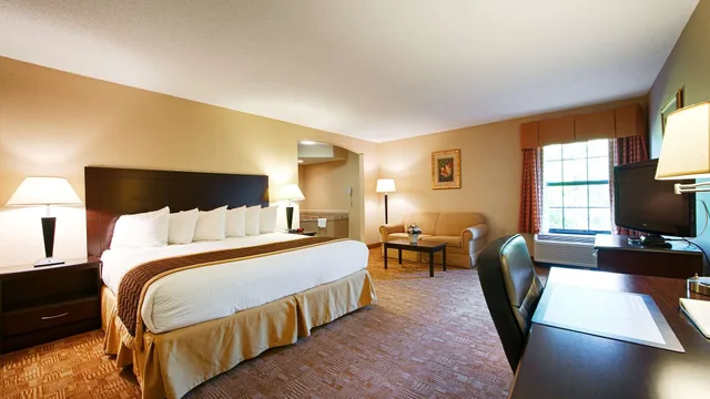 جناح بسرير كينج مع أريكة بحوض جاكوزي، Best Western Hiram Inn & Suites 1/4