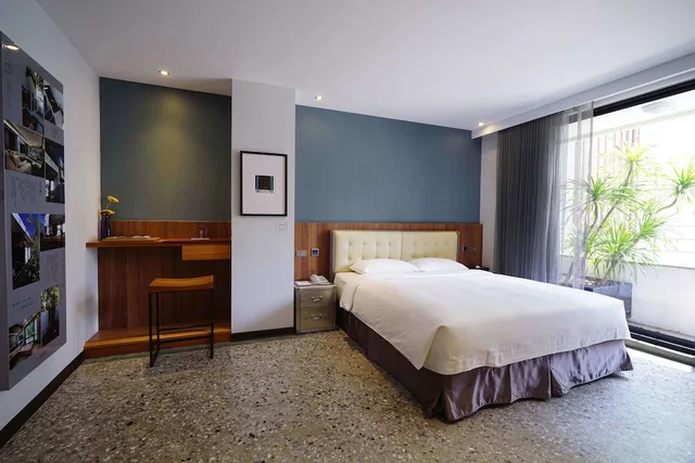 غرفة ديلوكس بسرير كينج، 3 Door Hotel 7/10