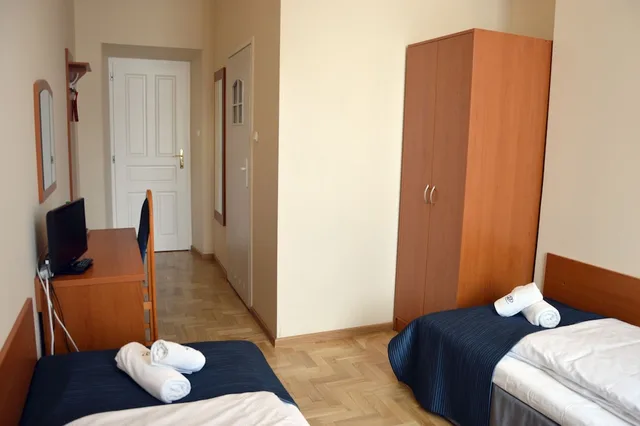 غرفة بسريرين منفصلين بحمام خاص، Kosmopolita Rooms Apartments Krakow 8/10
