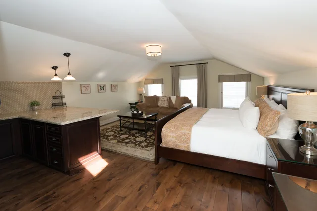 Adjoining, Studio, Suite, King Bed, Sofa, Main Building، 124 on Queen Hotel & Spa 1/3