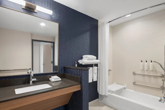 غرفة بسريرين كوين بإطلالة، Fairfield Inn & Suites Madison Historic Eagle Cotton Mill 3/5