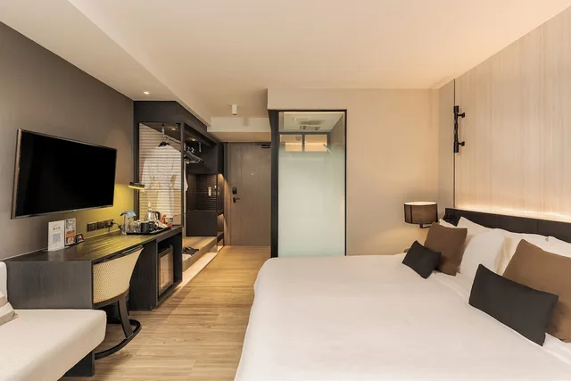 Deluxe King, Bayphere Hotel Pattaya JC 7/12