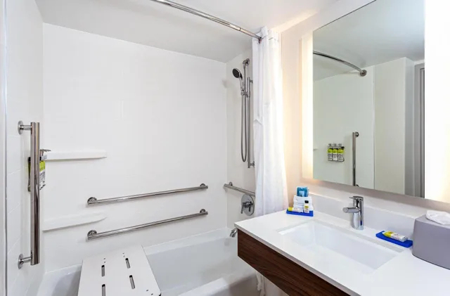 غرفة بسرير مزدوج لذوي الإعاقة، Holiday Inn Express Tampa-Brandon 2/3