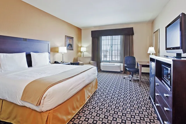 Standard, King Bed, Holiday Inn Express Hotel Suites Clovis 1/5