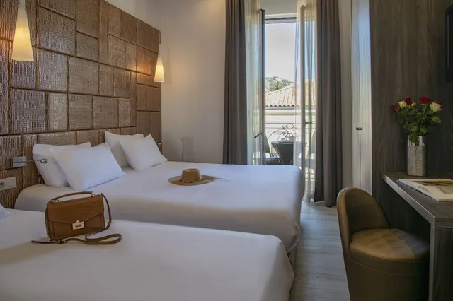 Room, Triple, 3 Beds, Golden Tulip Cannes de Paris 2/10