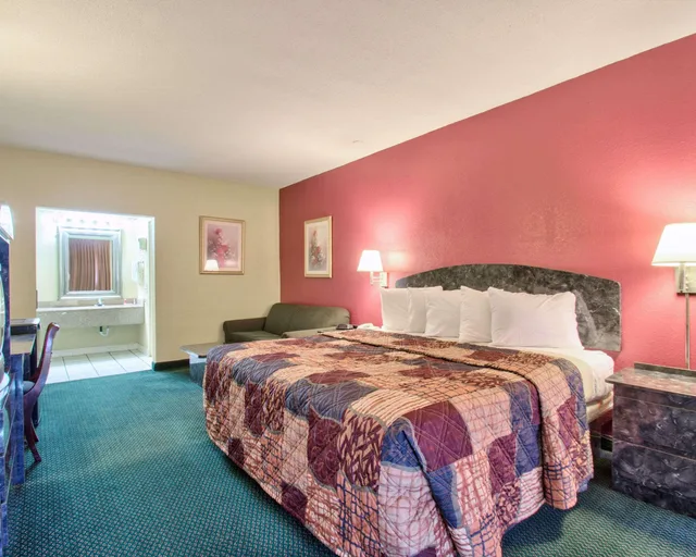 غرفة بسرير كينج للمدخنين، Econo Lodge Donalsonville, GA 1/6