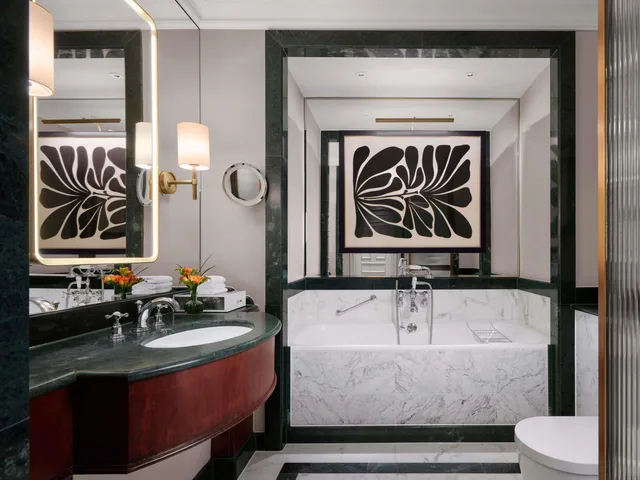 جناح جونيور، The Savoy Hotel 9/9