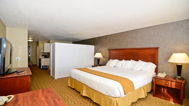 غرفة قياسية ركنية بسرير كينج بحوض جاكوزي، Holiday Inn Express Hotel Suites Fort Atkinson 4/8
