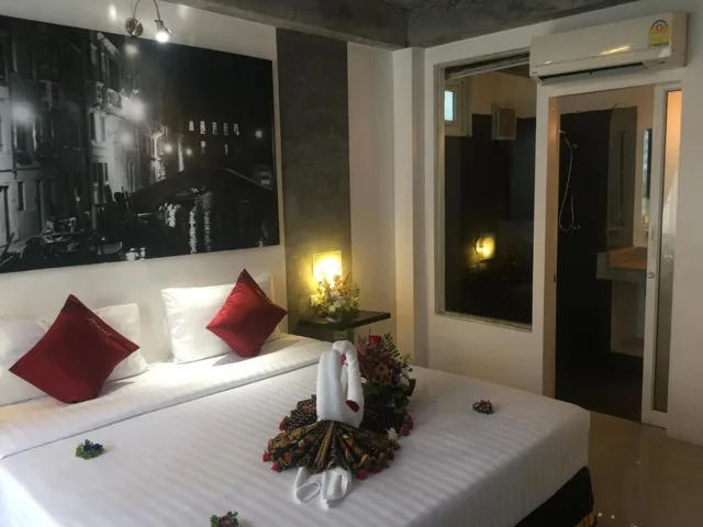 Suite, 2 King Beds, The Front Hotel And Apartment 1/3