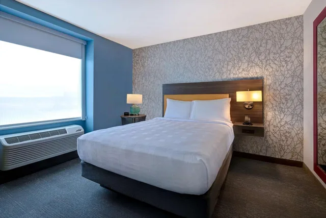 جناح بسرير كوين بغرفة نوم واحدة مع أريكة، Home2 Suites Lincolnshire Chicago 2/5