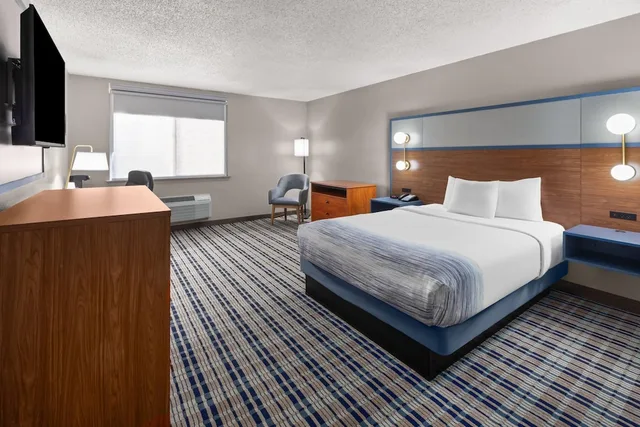 غرفة بسرير كوين لذوي الإعاقة، AmericInn by Wyndham Appleton Downtown 1/10