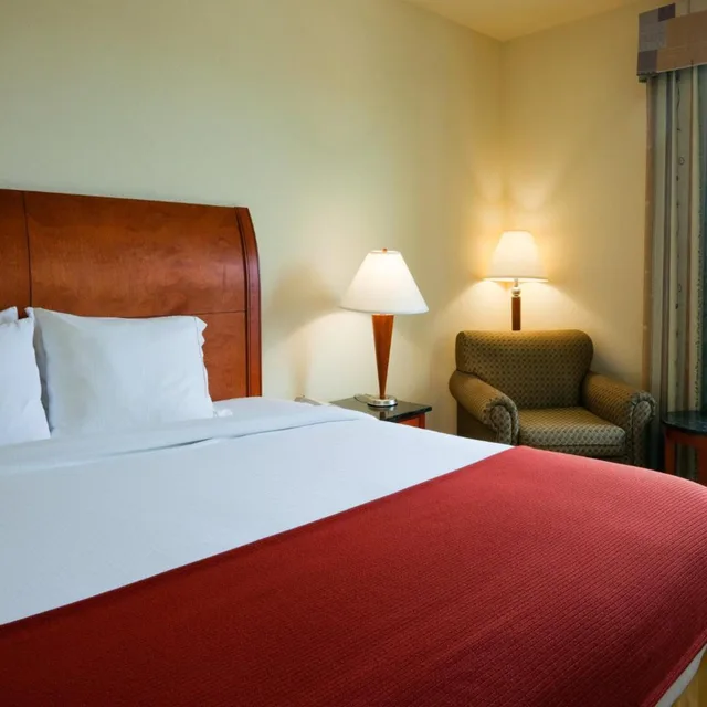 جناح بسرير كينج مع أريكة، Holiday Inn Express Hotel Suites Fairfield North 2/5