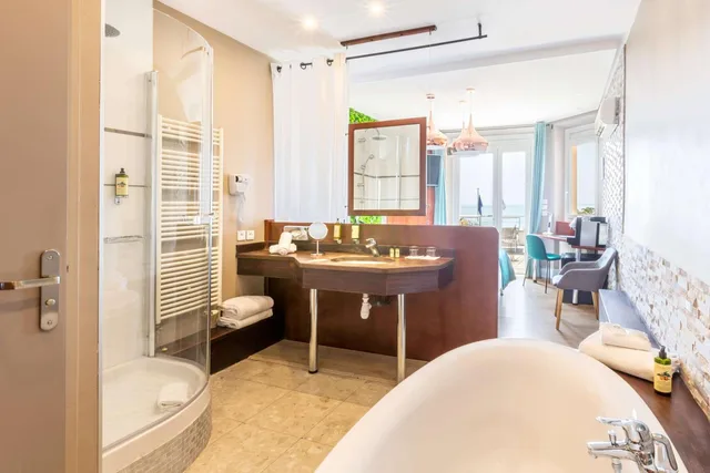 جناح جونيور بانورامي بسرير كوين بإطلالة على البحر بشرفة، Best Western Plus La Rade 6/7