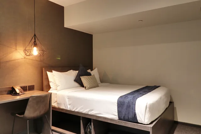 Inner, Queen Bed، The Viv Hotel Wellington 4/8