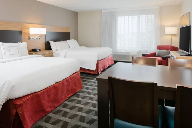 غرفة بسرير كينج وسريرين كوين وسرير كوين، TOWNEPLACE SUITES KANSAS CITY AIRPORT 1/2