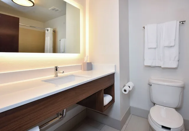 جناح بسريرين كوين، Holiday Inn Express Hotel & Suites Selma 7/7