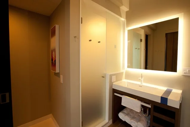 Room, King Bed, City or Courtyard View, NobleDen Hotel 4/4