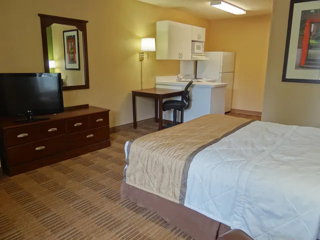 جناح بسرير كينج بمطبخ لذوي الإعاقة، Studio 6 Extended Stay Sacramento Arden Way CA 4/10
