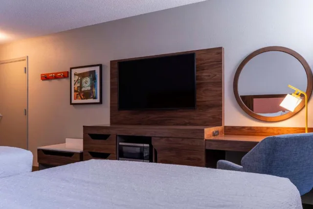 غرفة بسرير كوين، Hampton Inn & Suites St. Louis/Chesterfield 2/2