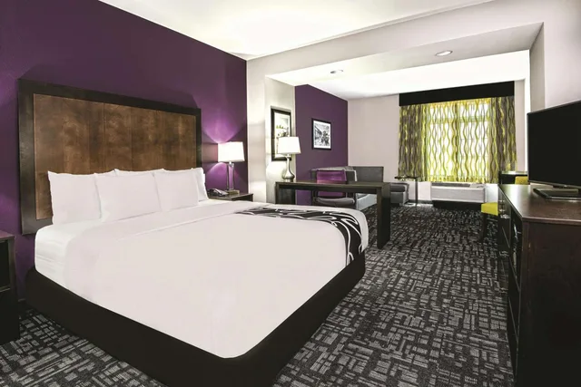غرفة ديلوكس بسرير كينج بحوض استحمام لذوي الإعاقة، La Quinta Inn & Suites by Wyndham Monahans 2/2