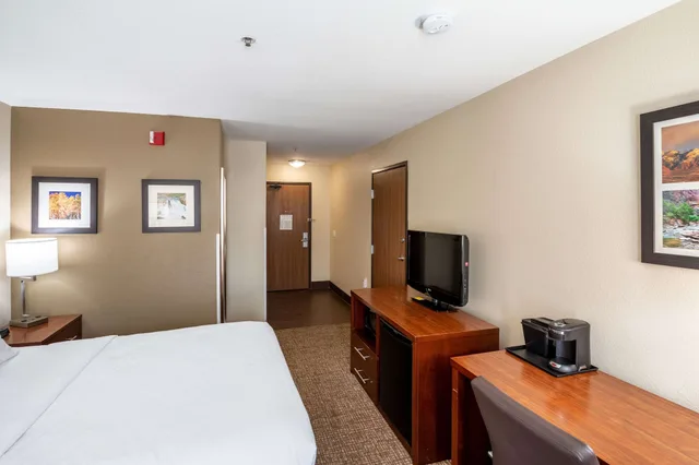 غرفة قياسية بسرير كوين، Comfort Inn Lehi - Thanksgiving Point Area 1/3