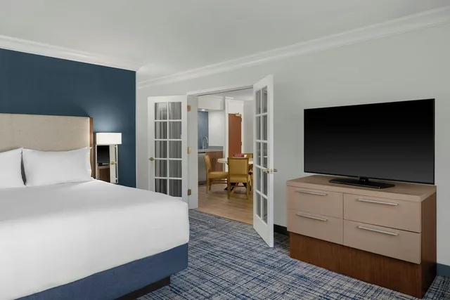 جناح بسرير كينج بغرفة نوم واحدة مع أريكة لذوي الإعاقة، Courtyard By Marriott Palo Alto Los Altos 2/6