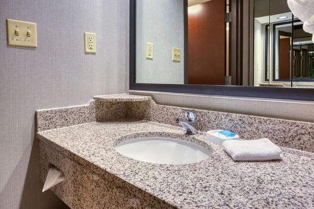 غرفة ديلوكس بسريرين كوين، Drury Inn and Suites St Louis Fairview Heights 4/4