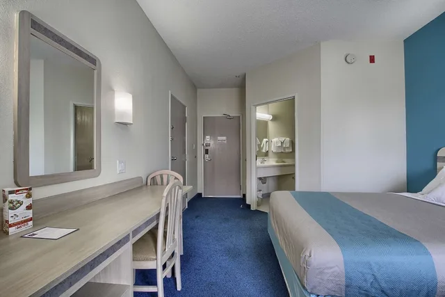 غرفة قياسية بسرير كينج، Motel6 London, ON - Ontario 6/10
