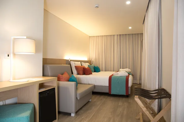 جناح جونيور، Hotel Castelao 1/1