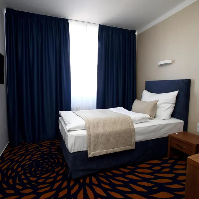 غرفة مفردة، Hotel Central 2/4