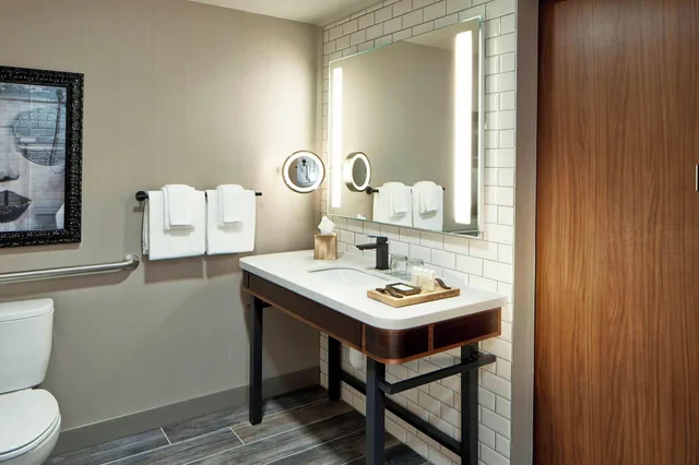 غرفة بسرير مزدوج لذوي الإعاقة، The Depot Renaissance Minneapolis Hotel 4/5