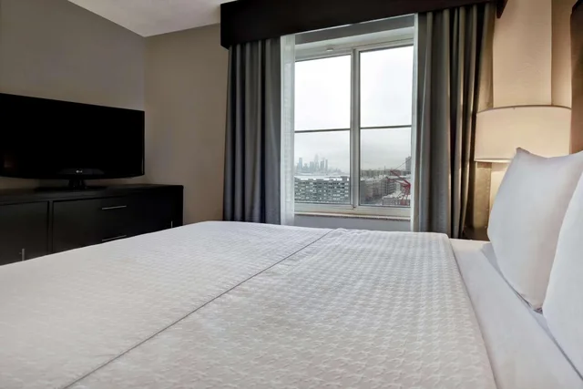 جناح بسرير كينج بغرفة نوم واحدة مع أريكة، Homewood Suites by Hilton Edgewater-NYC Area 2/6