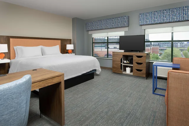 غرفة بسرير كينج مع أريكة، Hampton Inn Baltimore Downtown Convention Ctr Ex Hampton Inn Baltimore Camden Yards Md 2/5