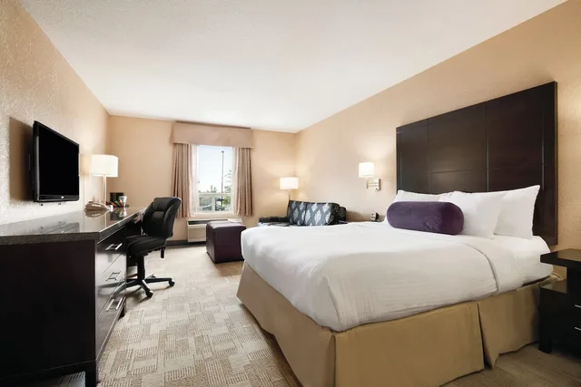 جناح بسرير كوين لذوي الإعاقة، Days Inn Calgary Airport 1/3