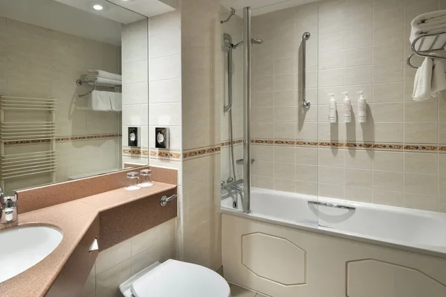 غرفة ديلوكس بسرير كينج، Delta Hotels by Marriott Worsley Park Country Club 4/4
