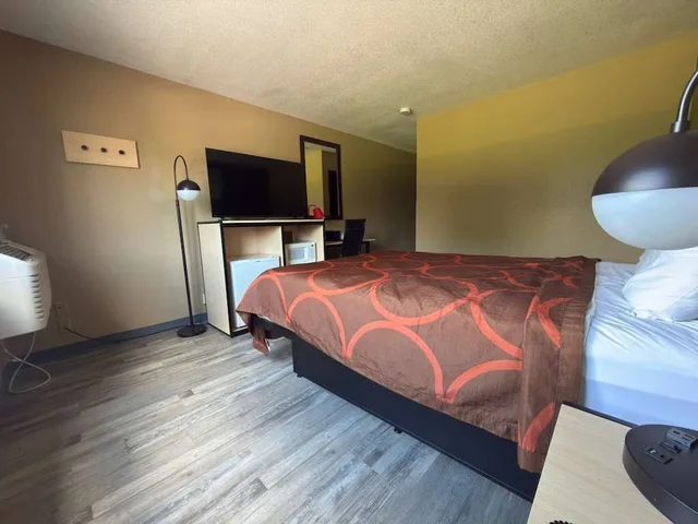 غرفة بسرير كوين لذوي الإعاقة، Super 8 By Wyndham Topeka/Wanamaker Rd/I-70 4/9