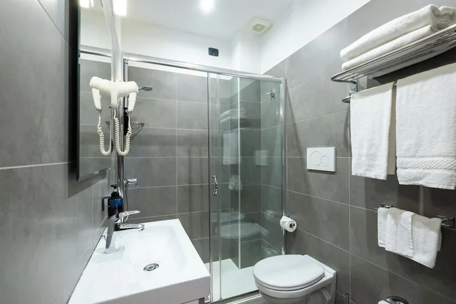 غرفة عائلية بسرير مزدوج وسرير فردي مع أريكة، Hotel Italia 6/7