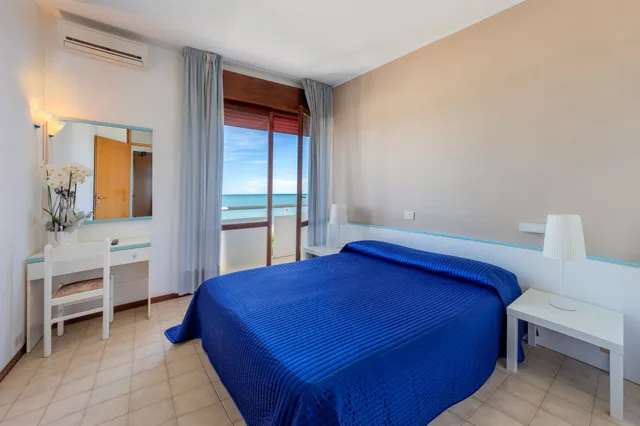 غرفة بسرير مزدوج بإطلالة على البحر بشرفة، Hotel Sanremo 3/8