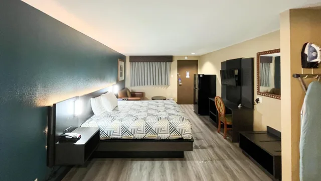 جناح ديلوكس بسرير كينج وسريرين كوين، Motel6 Snyder, TX 1/6