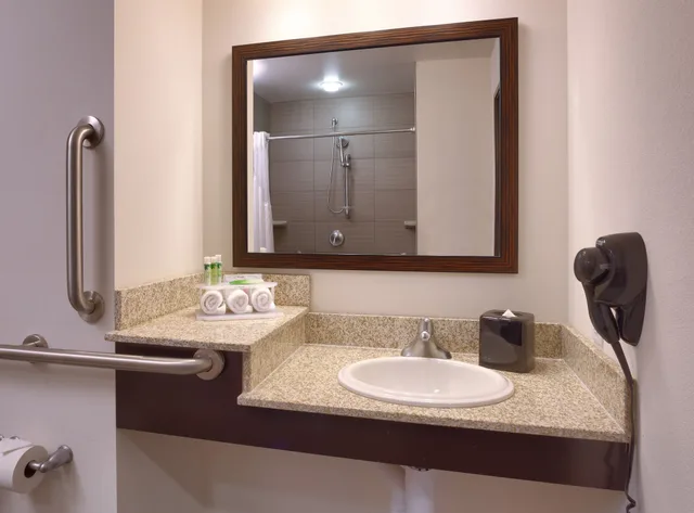 جناح بسرير كينج مع أريكة، Holiday Inn Express Suites Overland Park 6/8