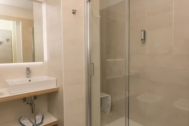غرفة بسرير مزدوج بإطلالة على البحر، Hotel Aurora 2/2
