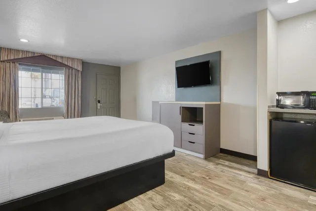غرفة بسرير كينج بحوض استحمام لذوي الإعاقة، SureStay Hotel by Best Western Ukiah 1/8