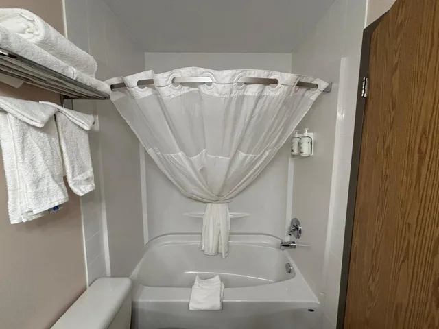 Room, King Bed, 2 Queen Beds, Pet Friendly, Smoking, Super 8 by Wyndham Whitecourt 5/5