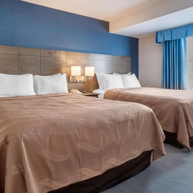 جناح بسرير كينج وسريرين كوين، Quality Suites Quebec 1/3
