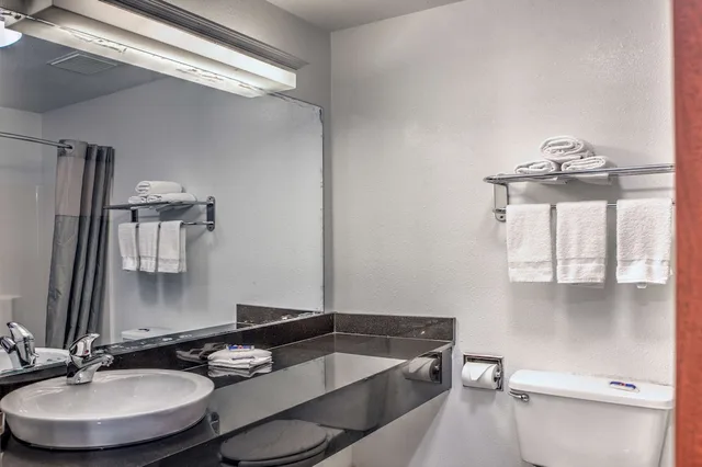 جناح ديلوكس بسريرين كينج، Motel6 Dallas, TX - Northwest 5/5