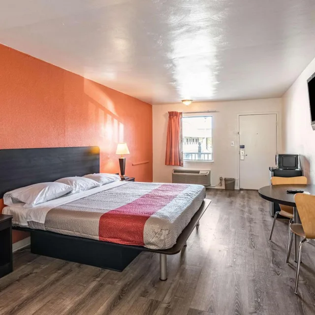 غرفة ديلوكس بسرير كينج للمدخنين، Motel6 Portsmouth, VA 6/10