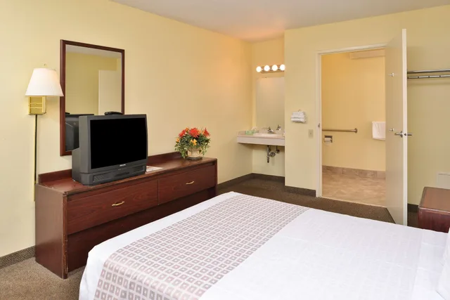 غرفة بسرير مزدوج لذوي الإعاقة، Americas Best Value Inn Pittsburgh Airport 3/6