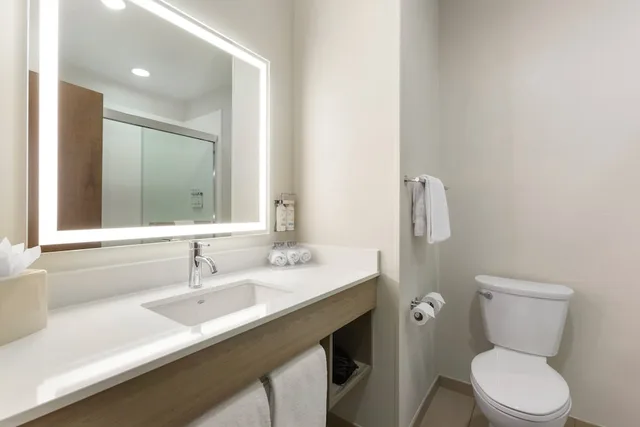 غرفة قياسية بسريرين كوين، Holiday Inn Express Hotel And Suites Belgrade 4/5